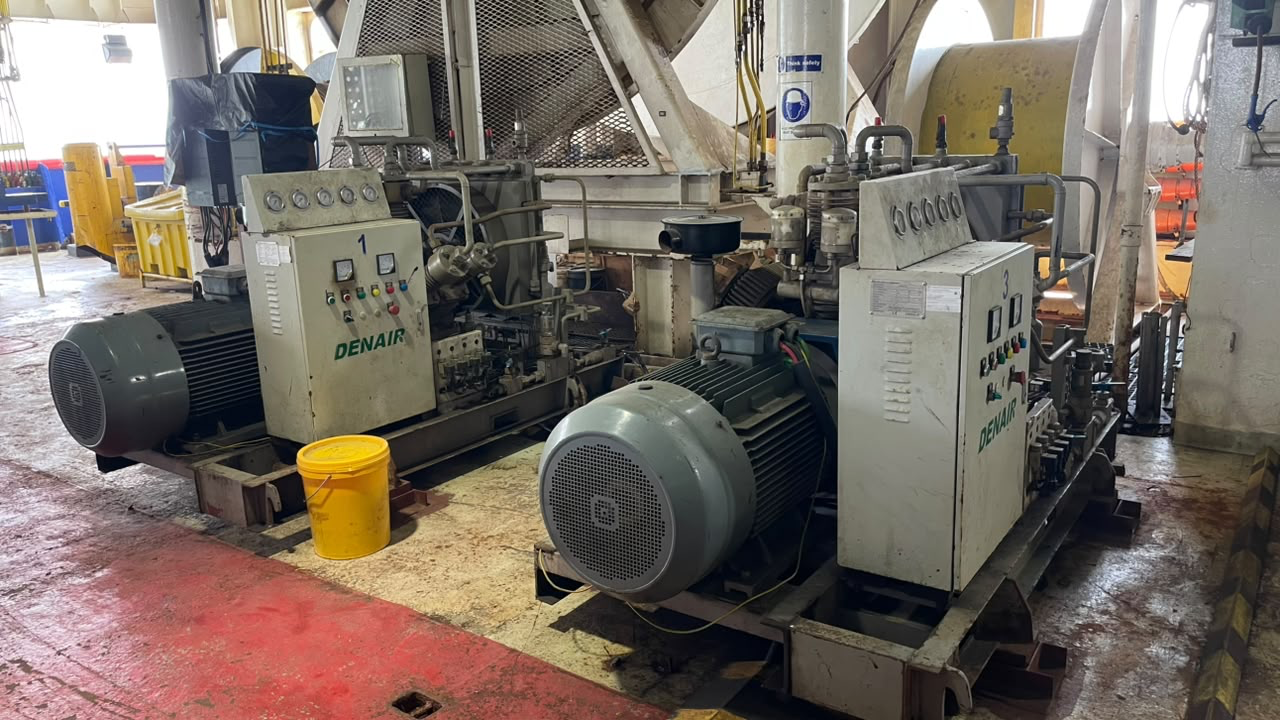 Compressed-air source compressor units on vessel deck