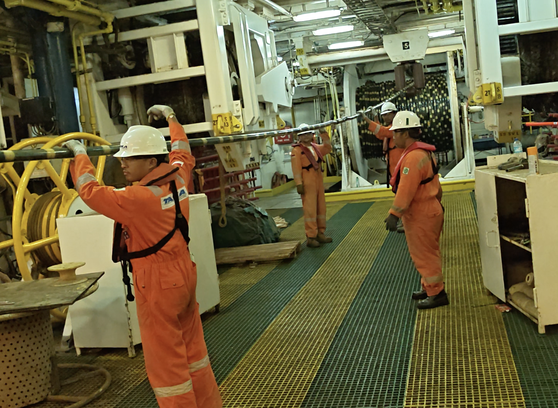 Streamer spread operation on vessel deck
