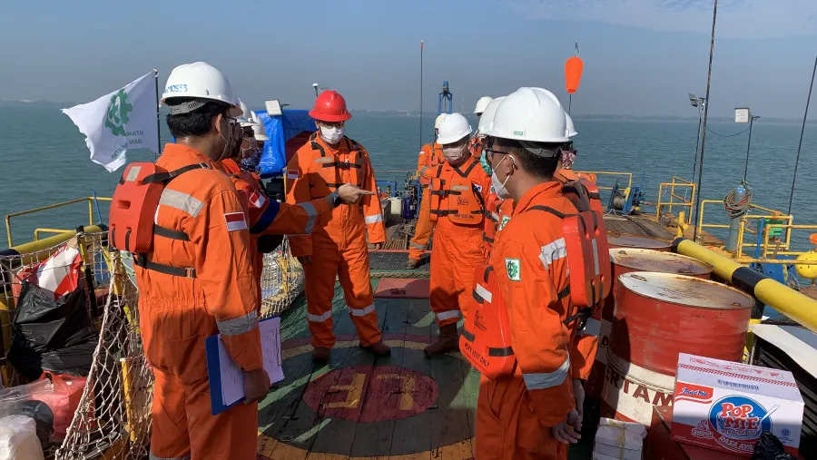 Taka Hydrocore crew aligning work method on vessel deck