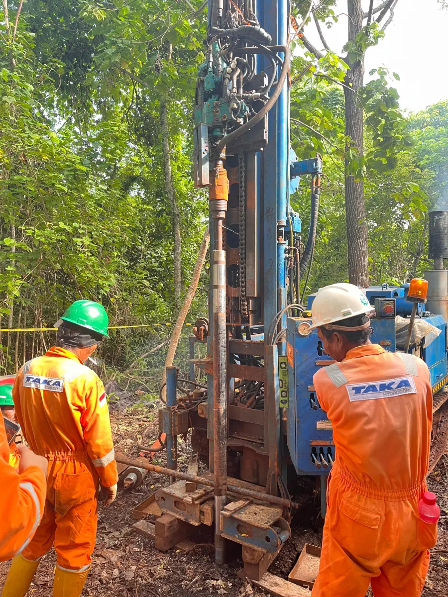Onshore field survey personnel